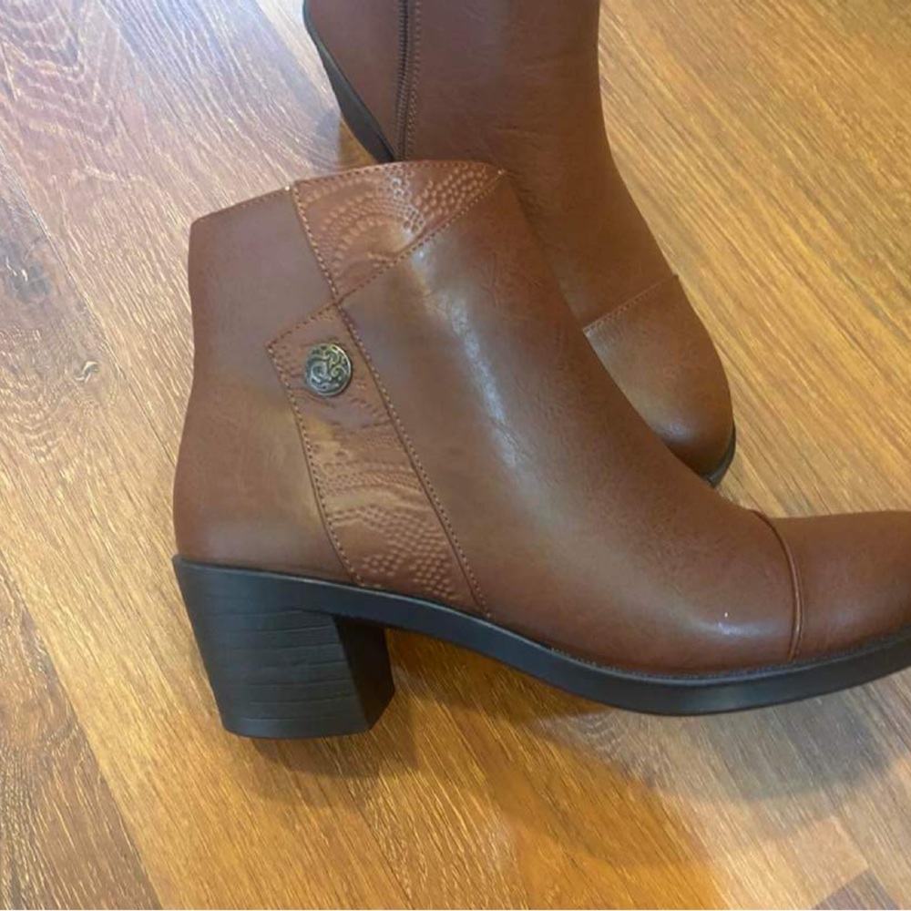 NWT Vince Camuto Zip-Up Ankle Boots with Designer Button